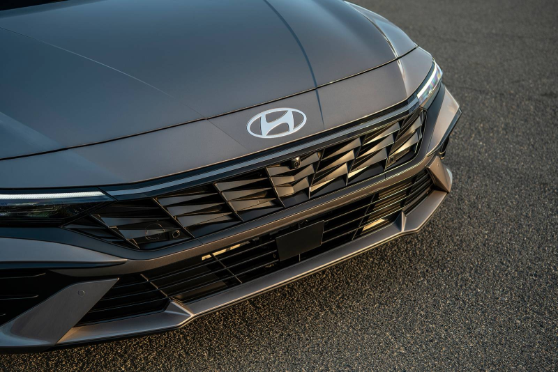 2024_hyundai_elantra_sedan_limited_12